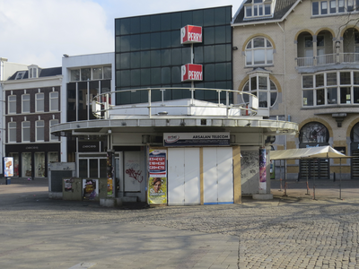 906169 Gezicht op de kiosk op het Vredenburg te Utrecht, die gesloopt gaat worden.